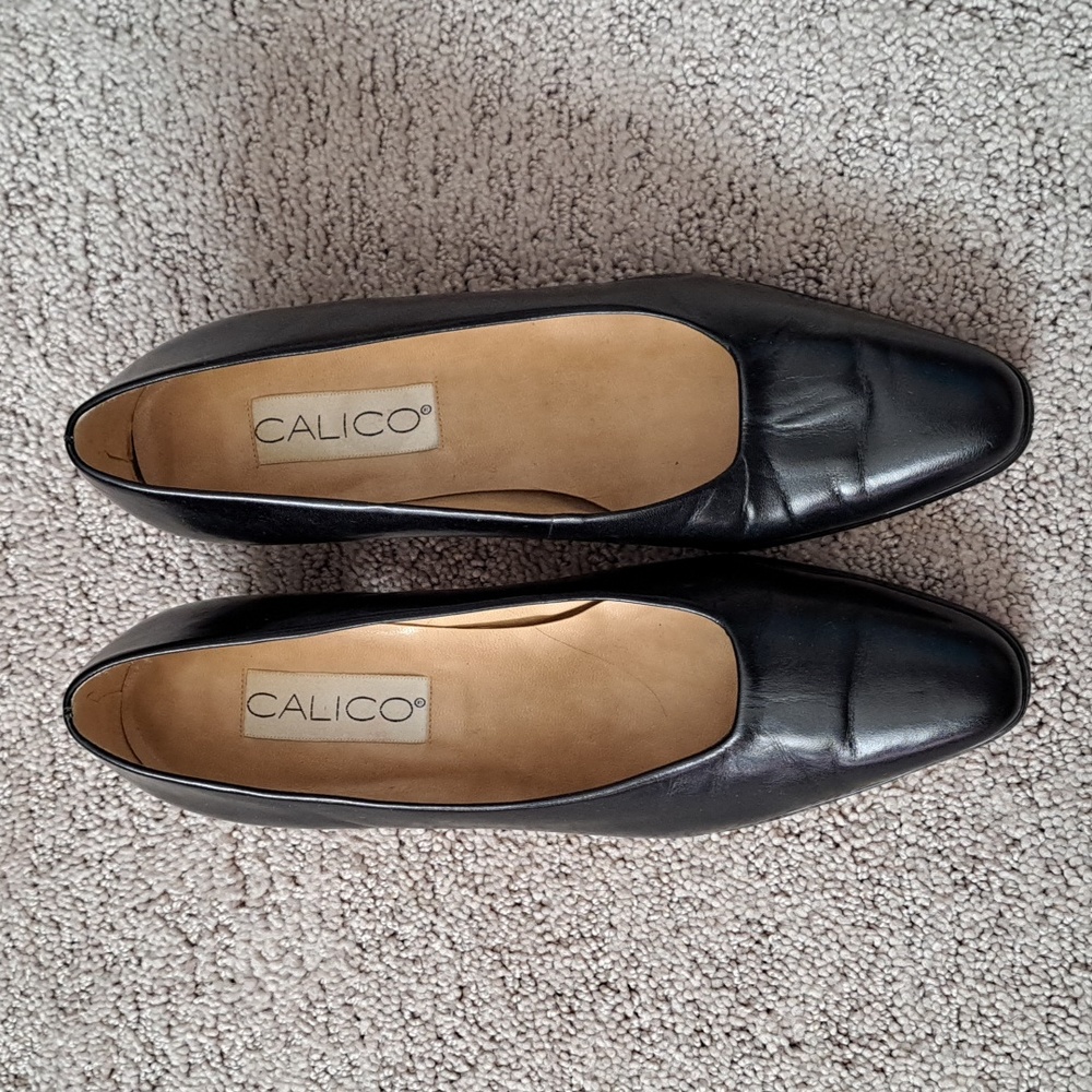 CALICO Low-heeled Leather Pumps